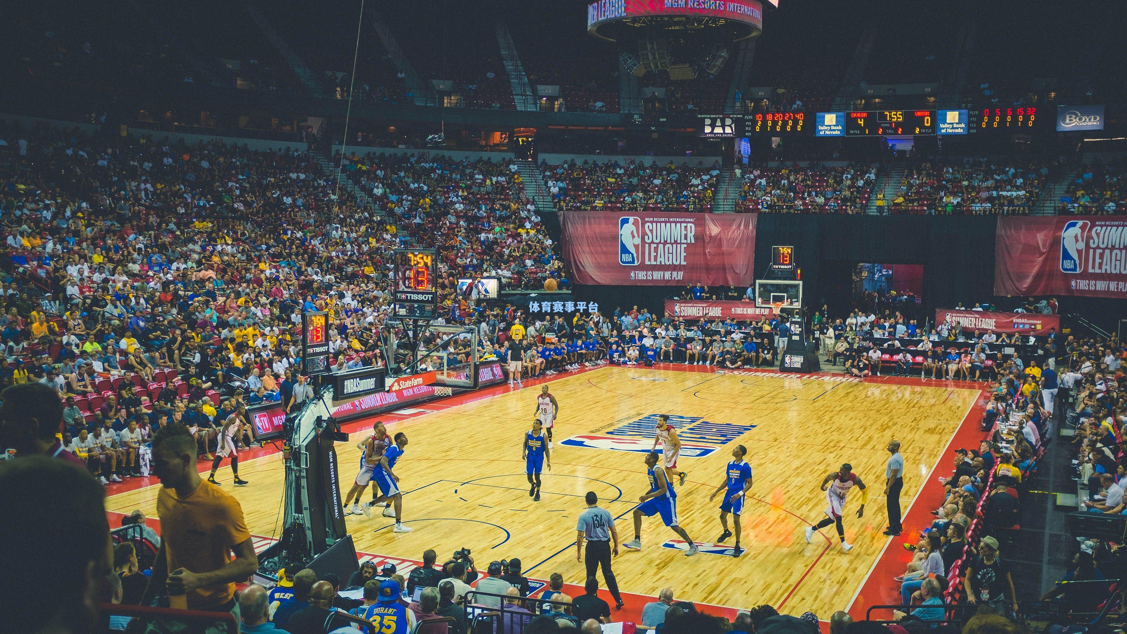 西超杯决赛上演战术博弈，姆巴佩替补待命，新星加西亚扛起进攻大旗